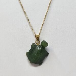 Turtle Carved Green Stone Pendant Gold Tone Chain Necklace Figural Tortoise